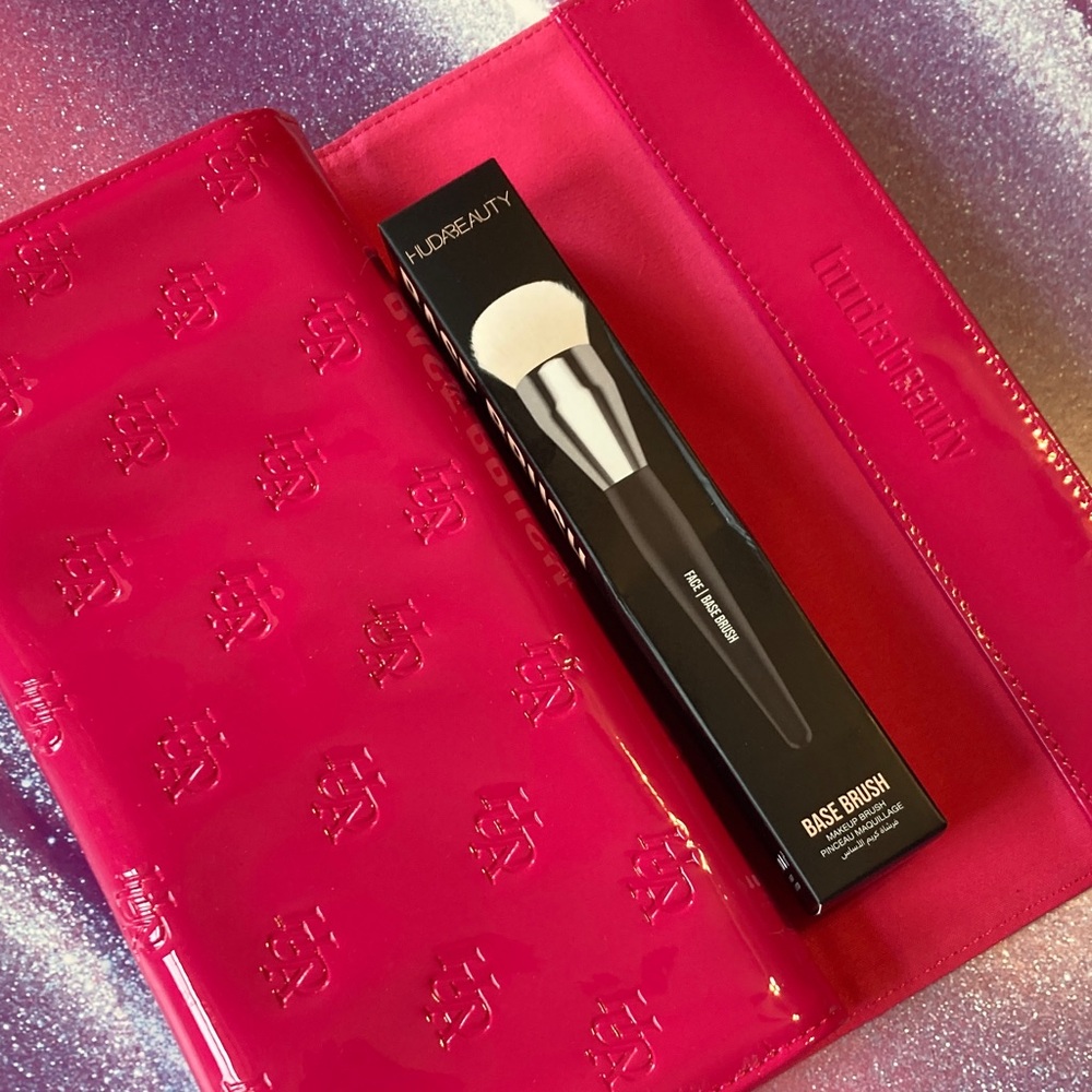 HUDA BEAUTY Base Brush with Glossy Pink Brush Roll Roll